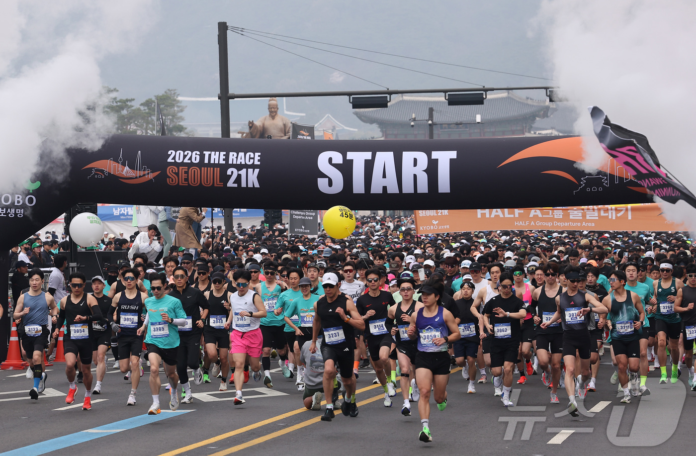 (서울=뉴스1) 김성진 기자 = 5일 서울 종로구 광화문광장에서 열린 '2026 더레이스 서울 21K  마라톤 대회'에 출전한 선수들이 힘차게 출발하고 있다. 2026.4.5/뉴스 …