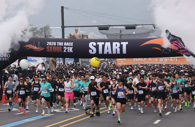 도심 달리는 러너들, 2026 더레이스 서울 21K 출발