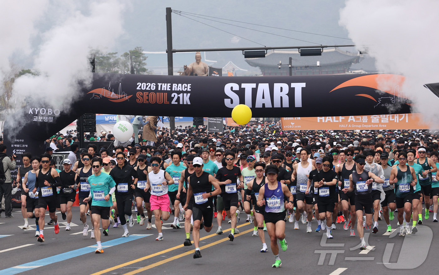 (서울=뉴스1) 김성진 기자 = 5일 서울 종로구 광화문광장에서 열린 '2026 더레이스 서울 21K  마라톤 대회'에 출전한 선수들이 힘차게 출발하고 있다. 2026.4.5/뉴스 …