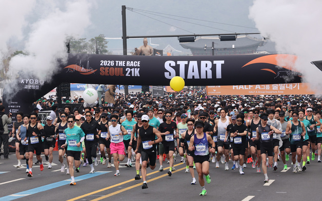 도심 달리는 러너들, 2026 더레이스 서울 21K 출발