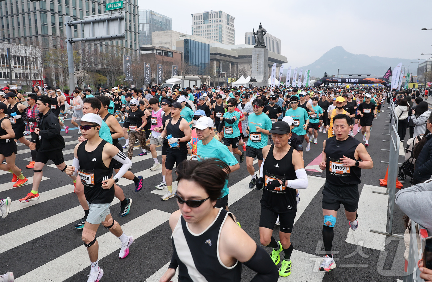 (서울=뉴스1) 김성진 기자 = 5일 서울 종로구 광화문광장에서 열린 '2026 더레이스 서울 21K  마라톤 대회'에 출전한 선수들이 힘차게 출발하고 있다. 2026.4.5/뉴스 …