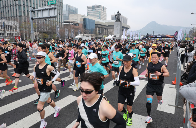 힘차게 출발하는 러너들