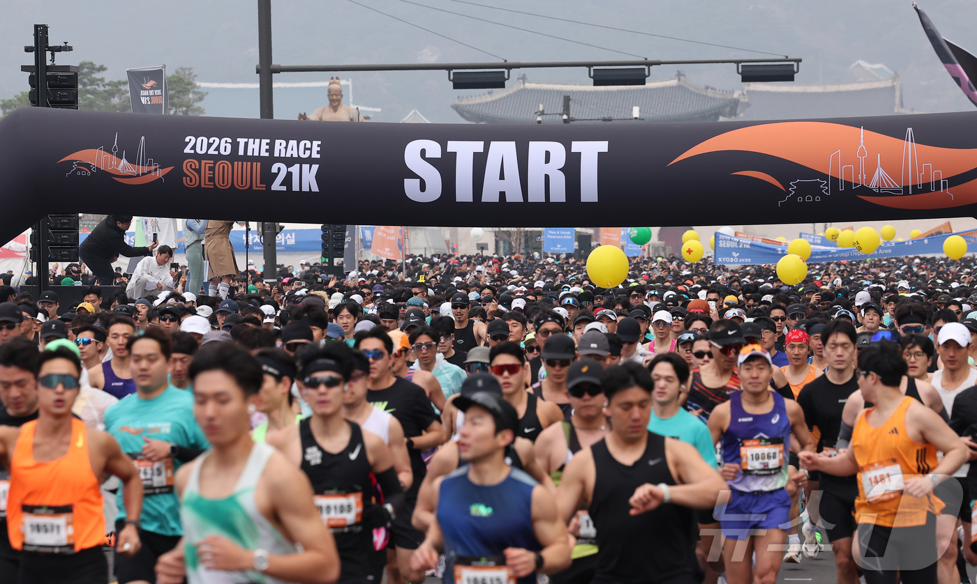 (서울=뉴스1) 김성진 기자 = 5일 서울 종로구 광화문광장에서 열린 '2026 더레이스 서울 21K  마라톤 대회'에 출전한 선수들이 힘차게 출발하고 있다. 2026.4.5/뉴스 …