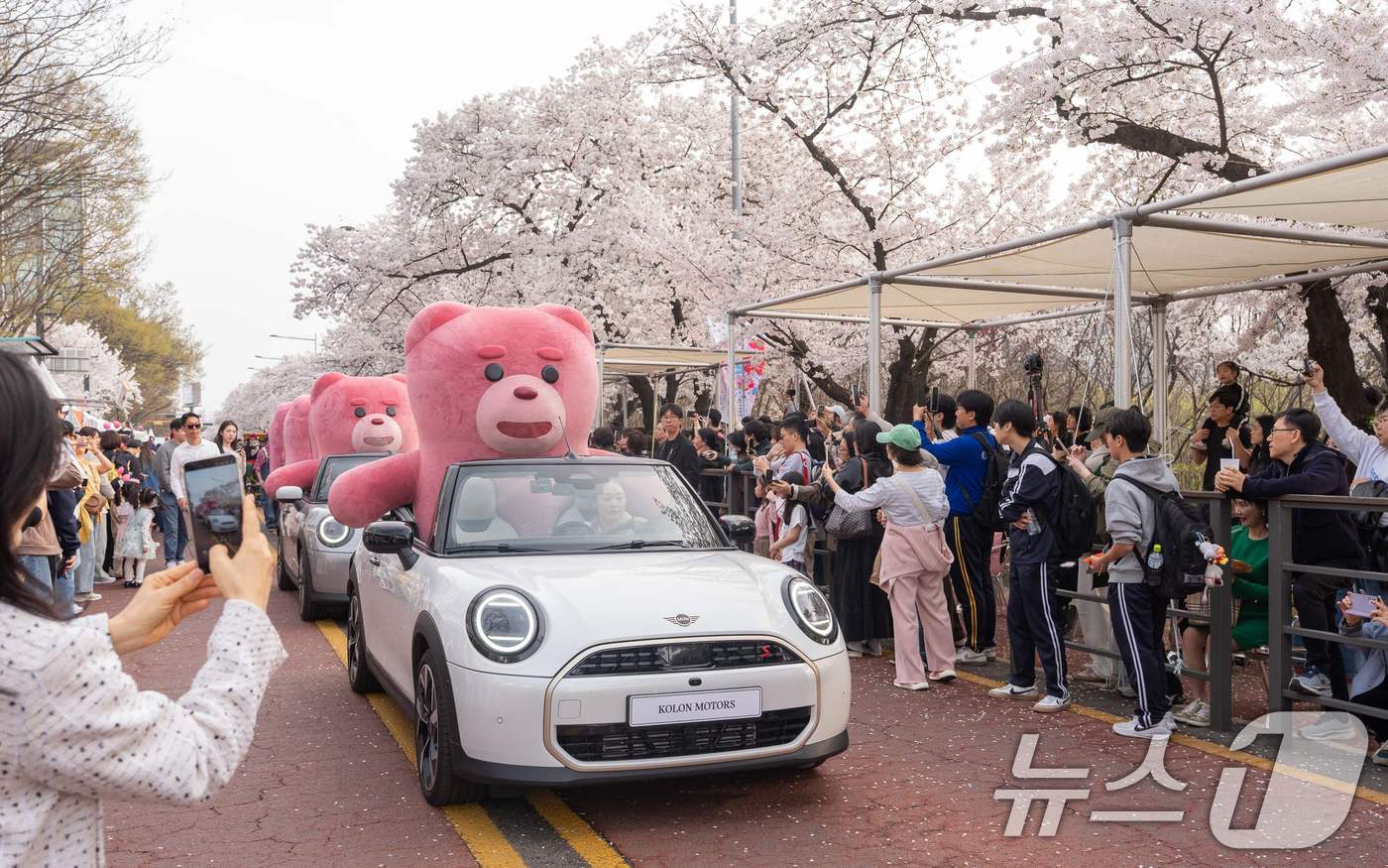 (서울=뉴스1) = 롯데홈쇼핑 자체 캐릭터 '벨리곰'이 지난 3일 2026 여의도 봄꽃축제가 열리는 여의도 윤중로 일대에서 차량을 타고 벚꽃길을 따라 카 퍼레이드를 진행하고 있다. …
