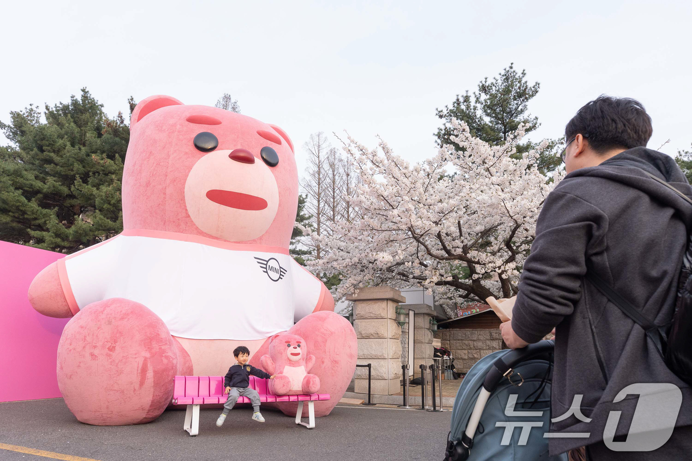 (서울=뉴스1) = 롯데홈쇼핑 자체 캐릭터 '벨리곰'이 지난 3일 2026 여의도 봄꽃축제가 열리는 여의도 윤중로 일대에서 대형 전시와 체험형 콘텐츠를 선보이고 있다. (롯데홈쇼핑 …