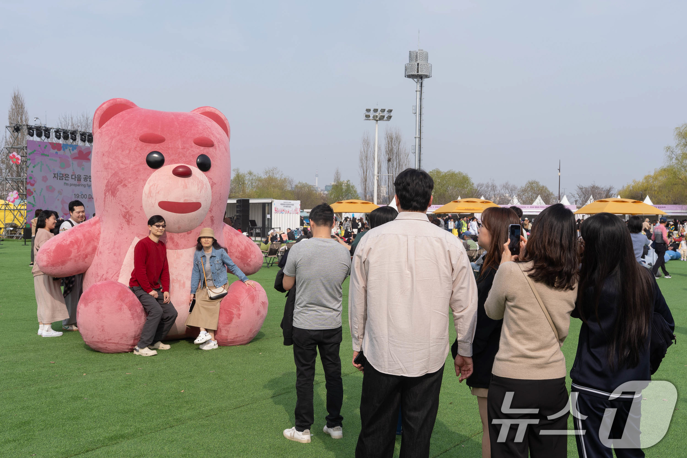 (서울=뉴스1) = 롯데홈쇼핑 자체 캐릭터 '벨리곰'이 지난 3일 2026 여의도 봄꽃축제가 열리는 여의도 윤중로 일대에서 대형 전시와 체험형 콘텐츠를 선보이고 있다. (롯데홈쇼핑 …