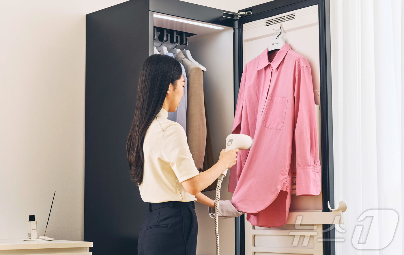 (서울=뉴스1) = LG전자의 의류 관리 가전 'LG 스타일러'가 최근 글로벌 누적 판매량 200만 대를 돌파했다고 5일 밝혔다. 2011년 첫 출시 이후 10년 만에 100만 대 …