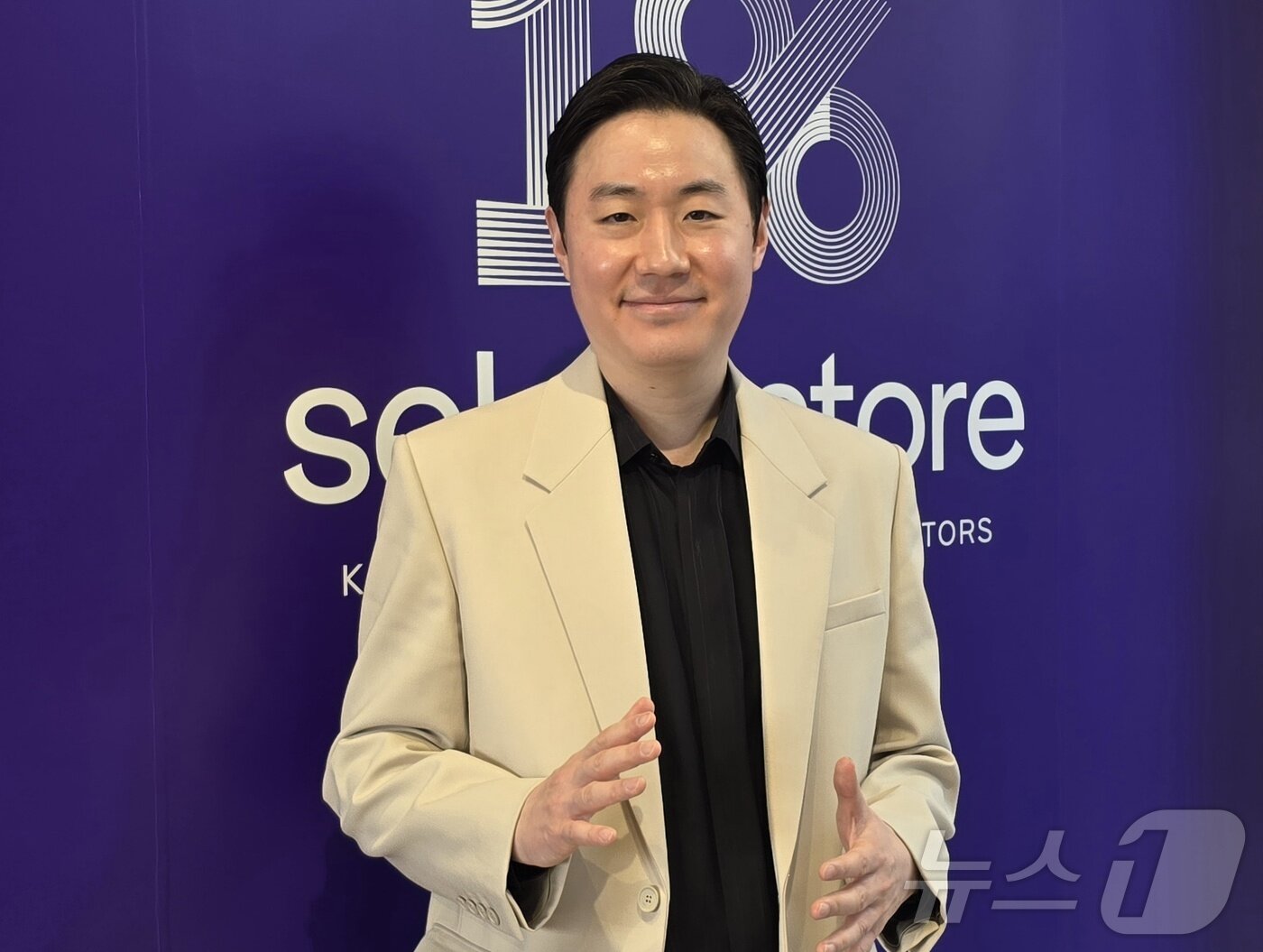 본문 이미지 - 지난 3일 일본 도쿄 오모테산도 인근에서 레페리가 주관해 개최한 '1% K-뷰티 셀렉트 스토어 도쿄'(SELECT STORE TOKYO) 현장에서 만난 최인석 레페리 대표. ⓒ 뉴스1 최소망