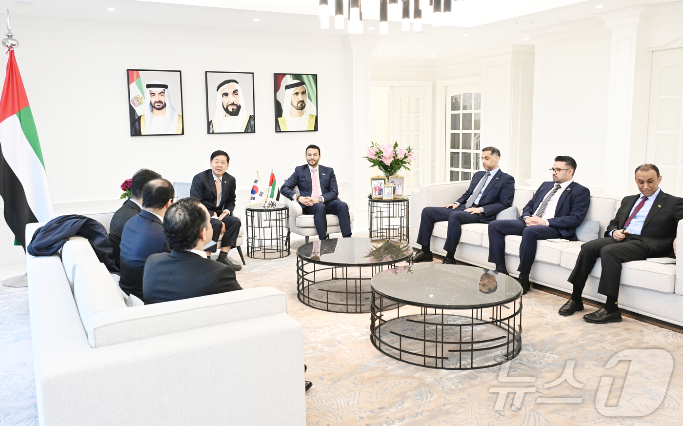 (서울=뉴스1) = 구윤철 부총리 겸 재정경제부 장관이 지난 3일 걸프 협력회의(GCC) 6개 회원국 주한대사들과 면담하기 위해 주한 UAE 대사관저를 방문, 중동 상황에 따른 경 …