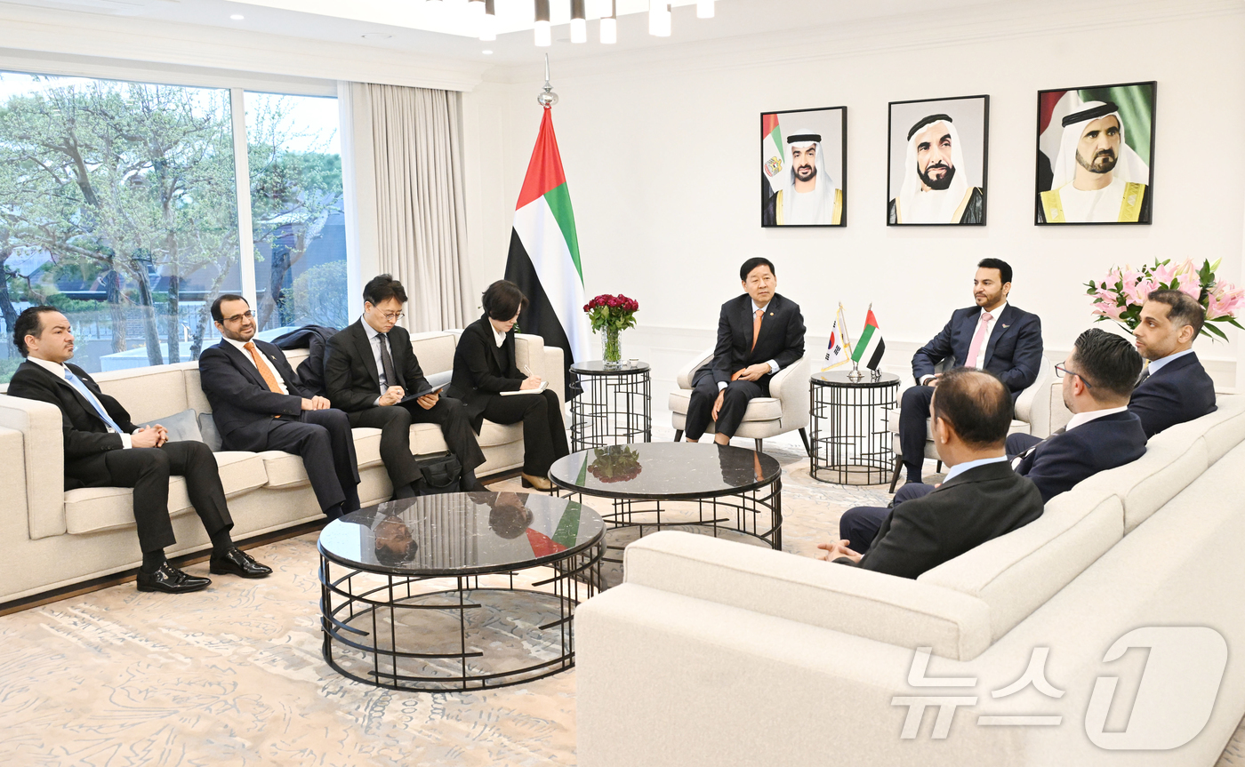 (서울=뉴스1) = 구윤철 부총리 겸 재정경제부 장관이 지난 3일 걸프 협력회의(GCC) 6개 회원국 주한대사들과 면담하기 위해 주한 UAE 대사관저를 방문, 중동 상황에 따른 경 …