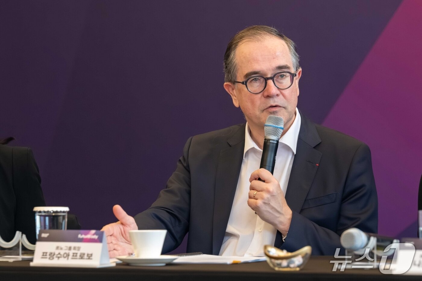 본문 이미지 - 프랑수아 프로보 르노그룹 회장이 3일 서울 서초구 JW메리어트 호텔에서 열린 미디어 라운드 테이블에서 지난달 발표한 그룹 중장기 전략 '퓨처레디(futuREady) 플랜'을 한국 취재진에게 설명하고 있다(르노코리아 제공). 2026.4.3.