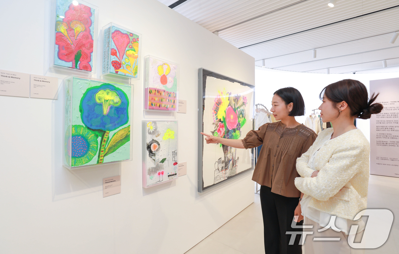 (서울=뉴스1) = 현대백화점그룹 계열 패션전문기업 한섬은 박진우 회화 작가와 함께 오는 12일까지 더한섬하우스 서울점 5층의 복합문화공간 '에이치룸(H ROOM)'에서 'THIN …