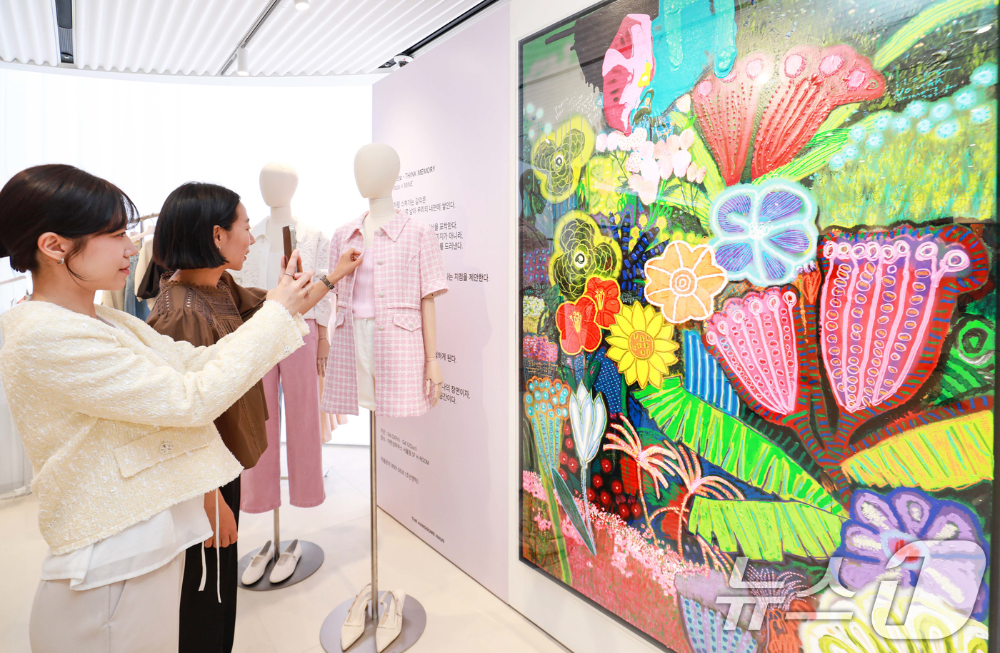 (서울=뉴스1) = 현대백화점그룹 계열 패션전문기업 한섬은 박진우 회화 작가와 함께 오는 12일까지 더한섬하우스 서울점 5층의 복합문화공간 '에이치룸(H ROOM)'에서 'THIN …