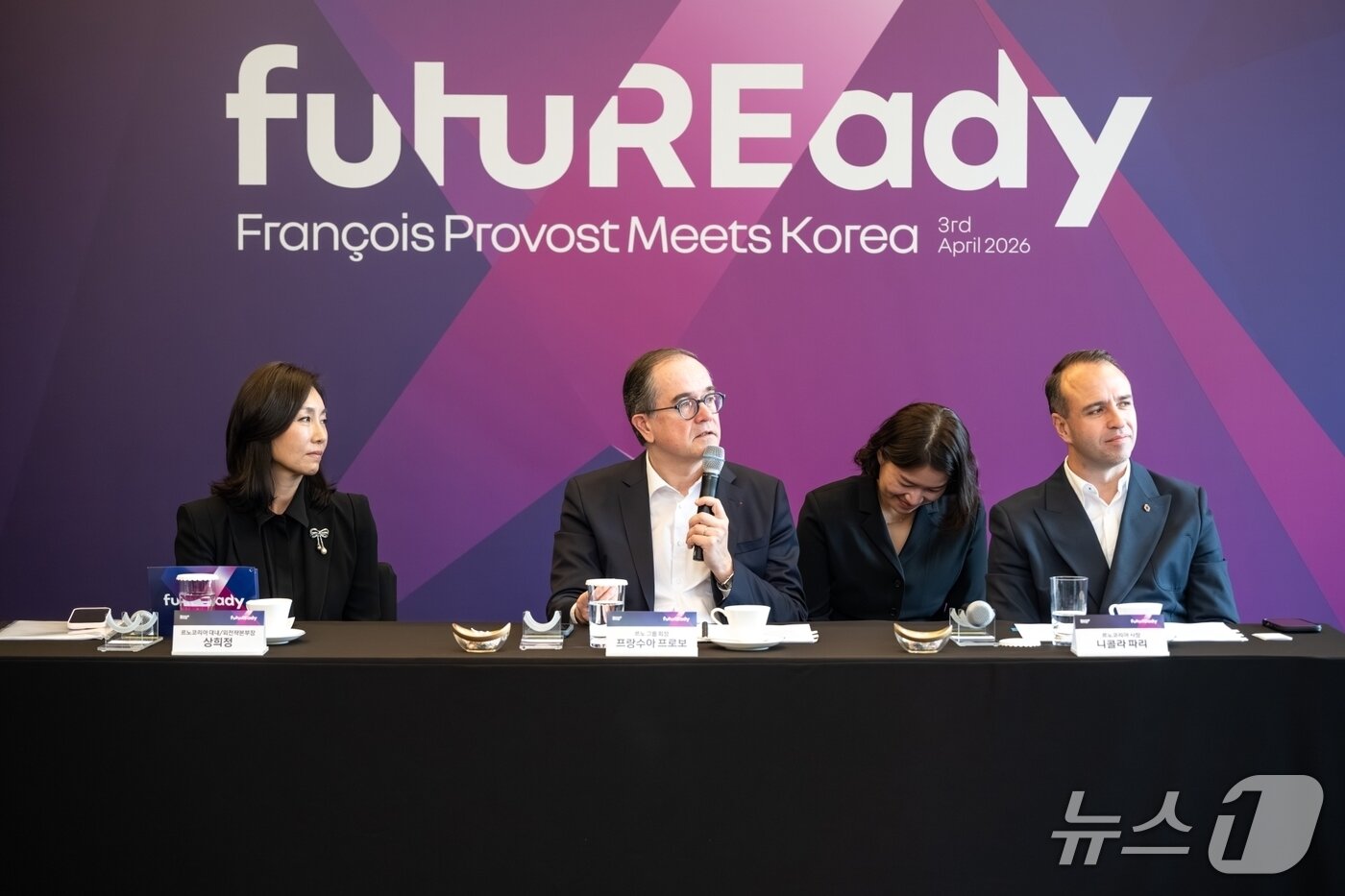 본문 이미지 - 프랑수아 프로보 르노그룹 회장(가운데)이 서울 서초구 JW메리어트 호텔에서 열린 미디어 라운드 테이블에서 지난달 발표한 그룹 중장기 전략 '퓨처레디(futuREady) 플랜'을 한국 취재진에게 설명하는 가운데 니콜라 파리 르노코리아 사장(오른쪽 )과 상희정 르노코리아 대내외협력본부장 부사장(왼쪽)이 배석한 모습(르노코리아 제공). 2026.4.3.