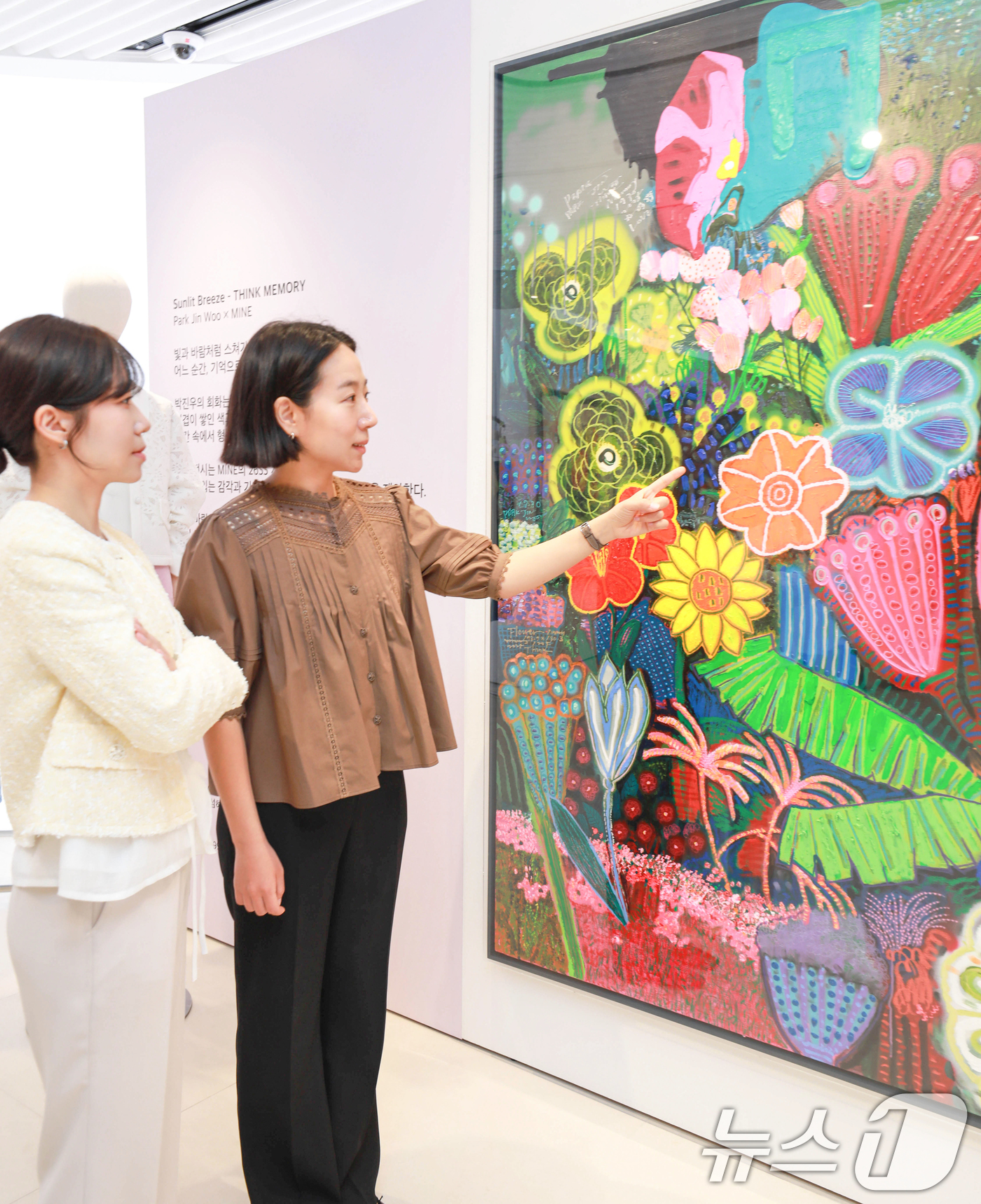 (서울=뉴스1) = 현대백화점그룹 계열 패션전문기업 한섬은 박진우 회화 작가와 함께 오는 12일까지 더한섬하우스 서울점 5층의 복합문화공간 '에이치룸(H ROOM)'에서 'THIN …