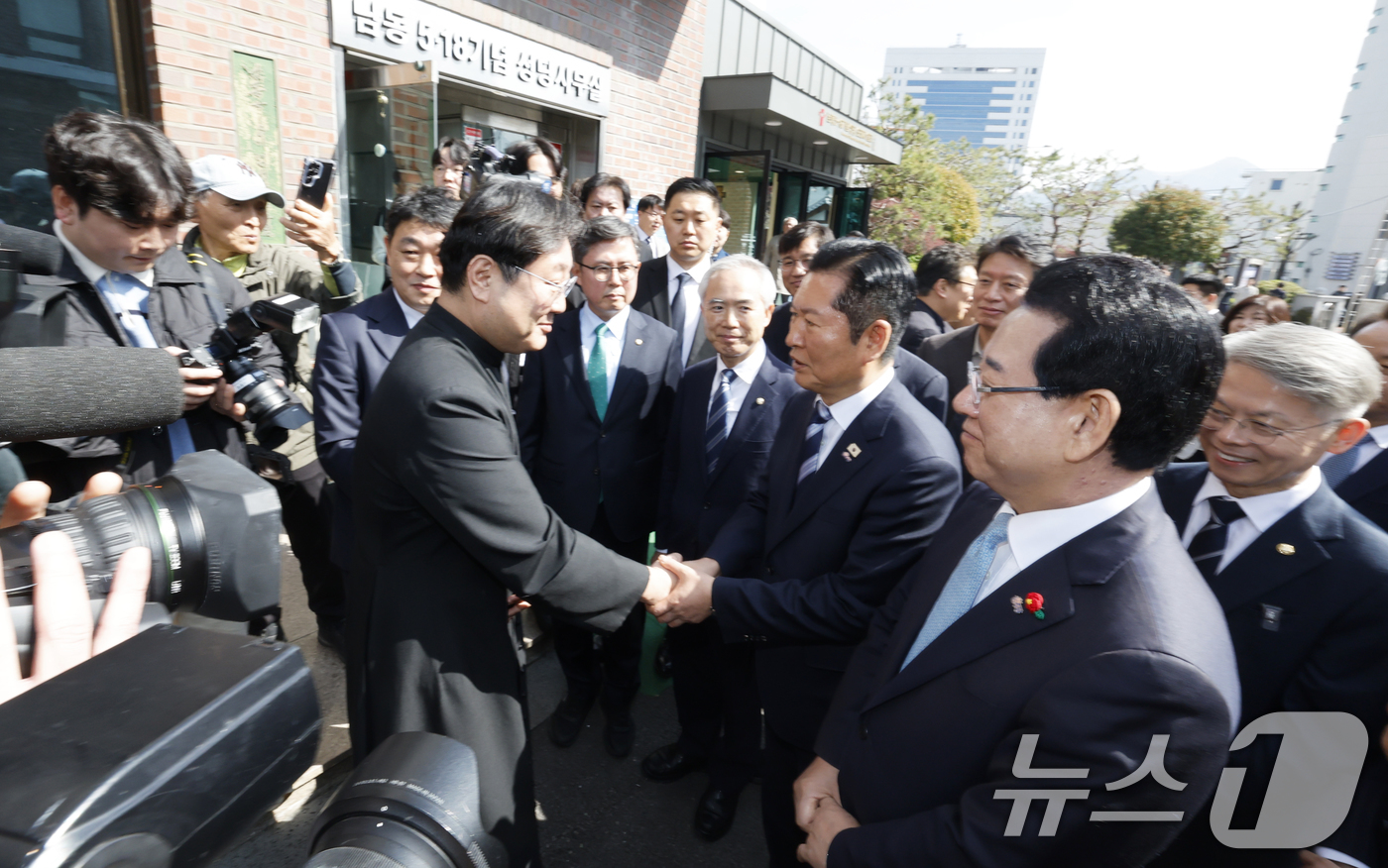 (광주=뉴스1) 김태성 기자 = 정청래 더불어민주당 대표가 5일 광주 남동 5.18기념성당을 찾아 부활절 미사 전에 김승제 판크라시오 주임신부와 인사를 나누고 있다. 2026.4. …