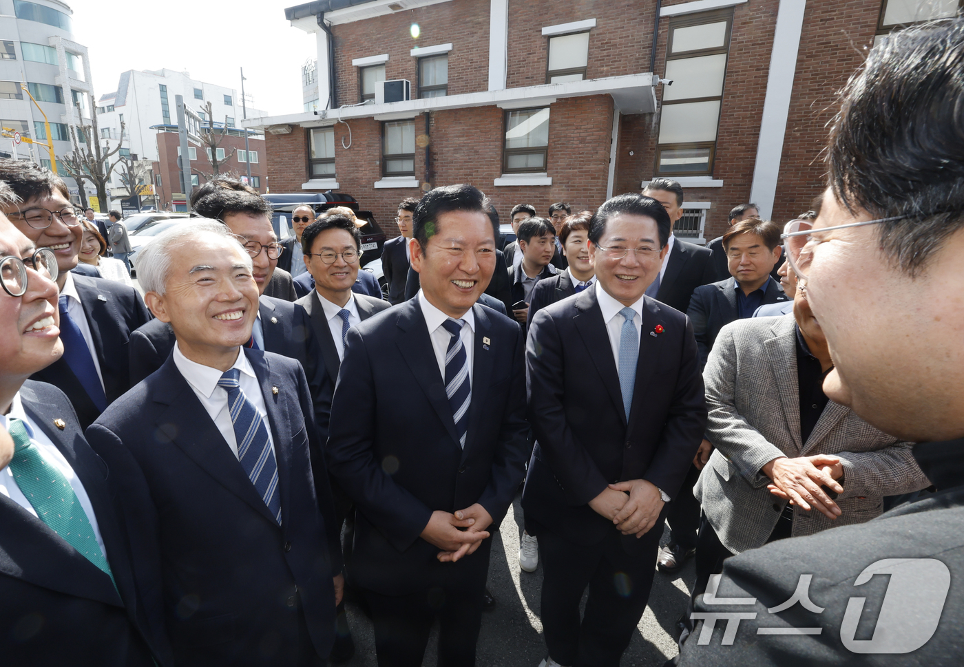 (광주=뉴스1) 김태성 기자 = 정청래 더불어민주당 대표가 5일 광주 남동 5.18기념성당을 찾아 부활절 미사 전에 김승제 판크라시오 주임신부와 인사를 나누고 있다. 2026.4. …