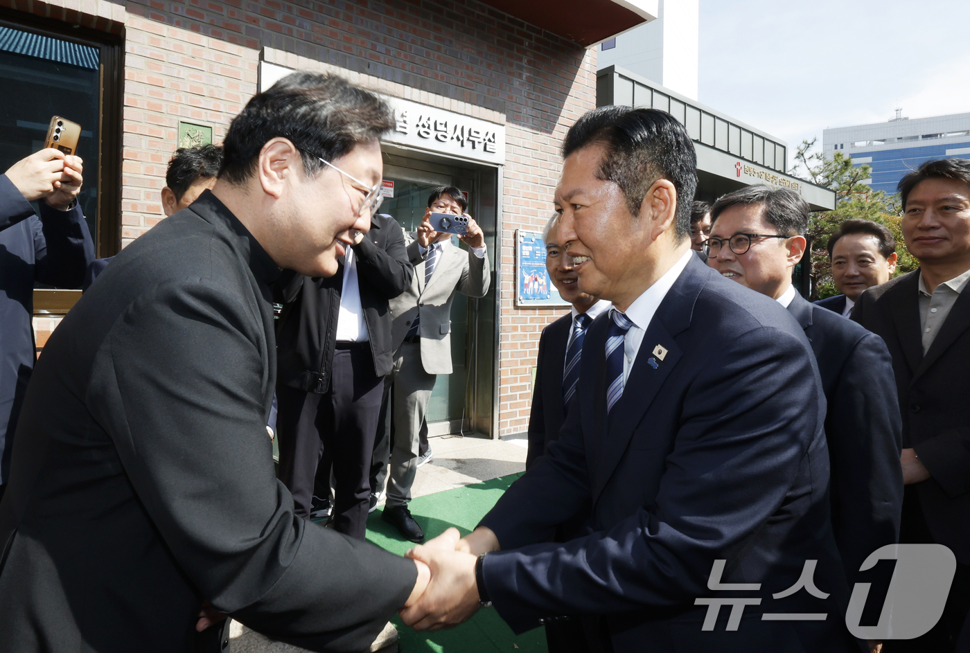 (광주=뉴스1) 김태성 기자 = 정청래 더불어민주당 대표가 5일 광주 남동 5.18기념성당을 찾아 부활절 미사 전에 김승제 판크라시오 주임신부와 인사를 나누고 있다. 2026.4. …