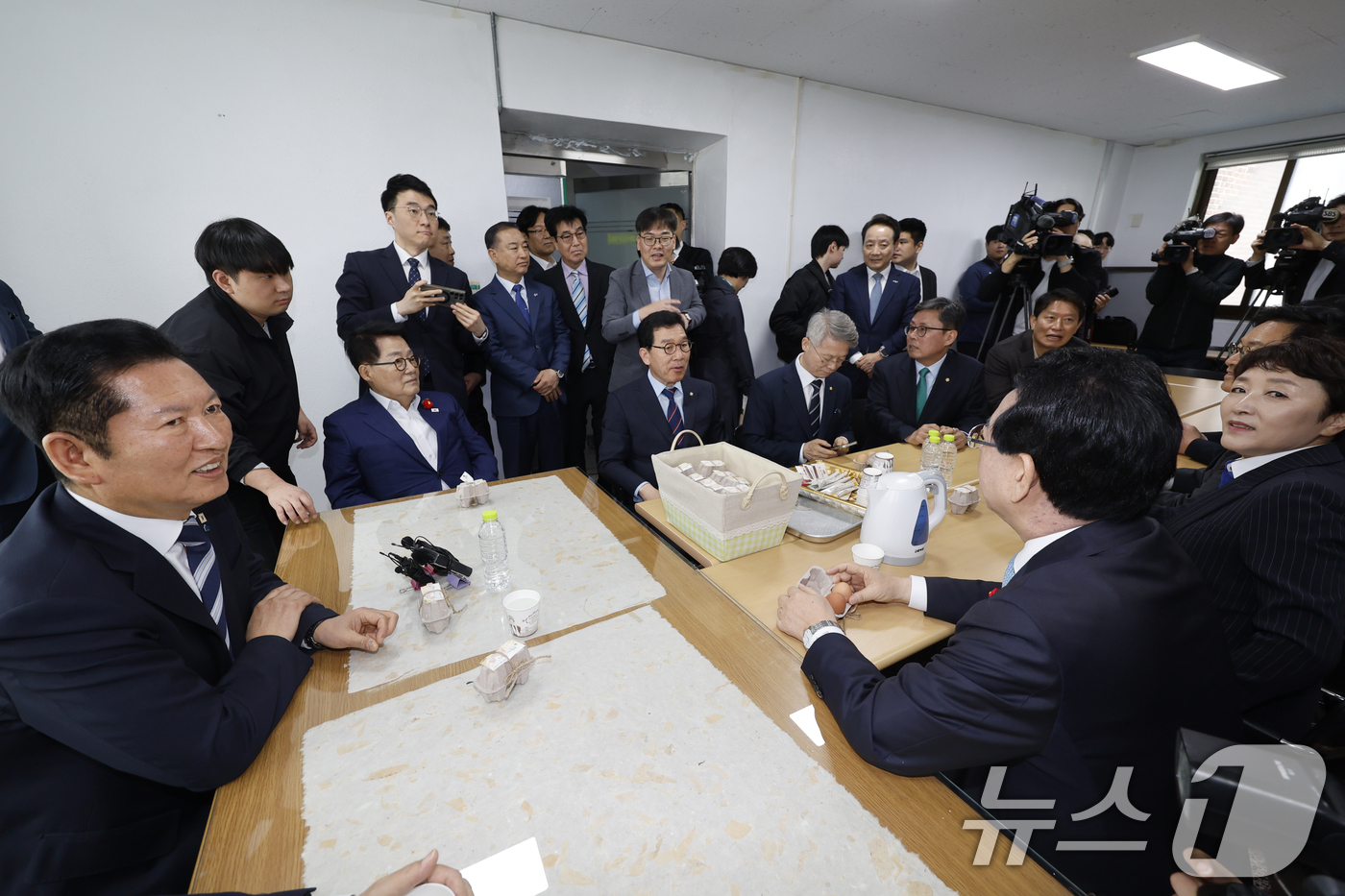 (광주=뉴스1) 김태성 기자 = 정청래 더불어민주당 대표가 5일 광주 남동 5.18기념성당을 찾아 부활절 미사 전에 지역의원들과 대화를 나누고 있다. 2026.4.5/뉴스1