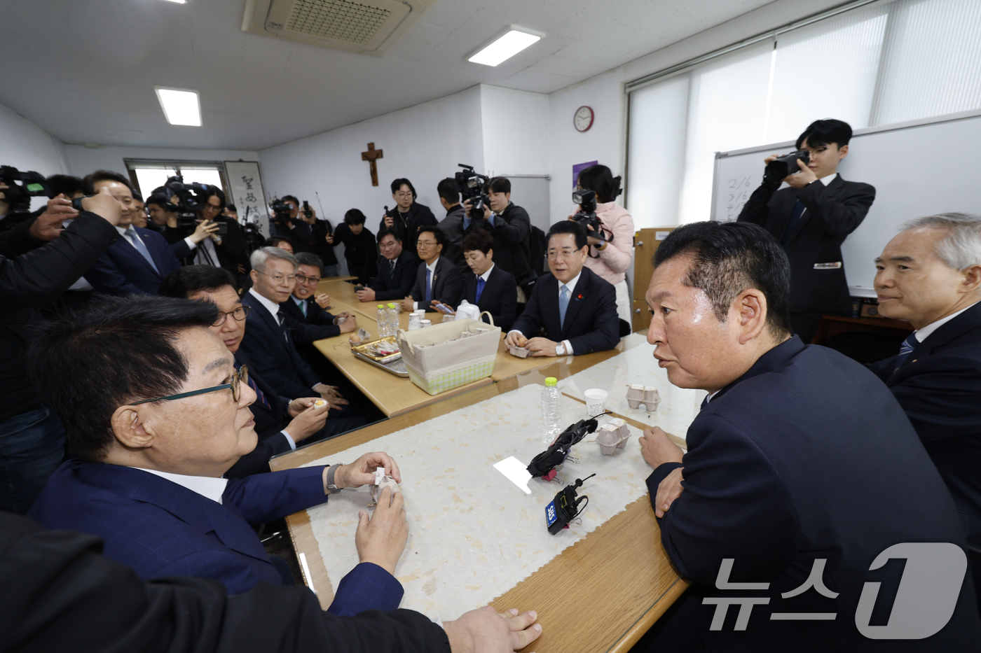 (광주=뉴스1) 김태성 기자 = 정청래 더불어민주당 대표가 5일 광주 남동 5.18기념성당을 찾아 부활절 미사 전에 지역의원들과 대화를 나누고 있다. 2026.4.5/뉴스1