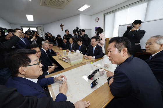 부활절 광주5.18기념성당 찾은 정청래