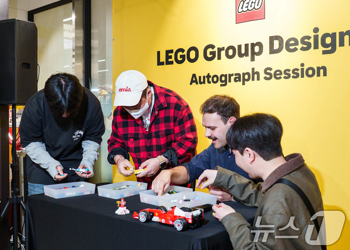 (서울=뉴스1) = 지난 4일 오후 서울 송파구 공식 레고스토어 롯데월드몰점에서 개최된 ‘레고그룹 디자이너 사인회’에서 본사 모델 디자이너 페드로 카브라우 도스 산토스(Pedro …