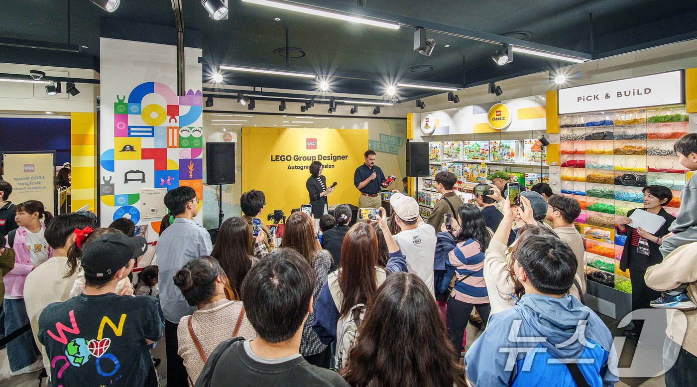 (서울=뉴스1) = 지난 4일 오후 서울 송파구 공식 레고스토어 롯데월드몰점에서 레고코리아(LEGO Korea)가 본사 모델 디자이너 페드로 카브라우 도스 산토스(Pedro Cab …