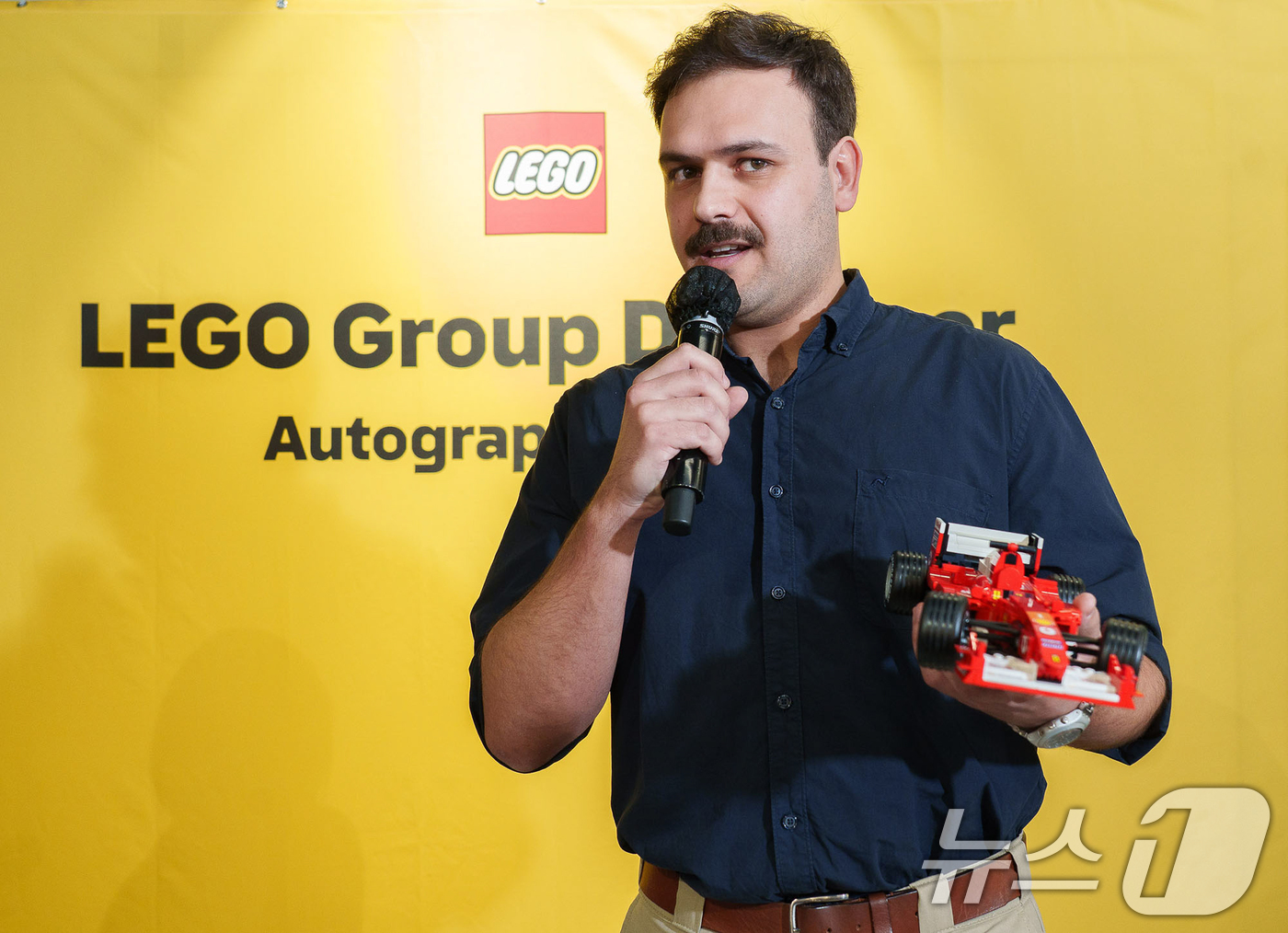 (서울=뉴스1) = 지난 4일 오후 서울 송파구 공식 레고스토어 롯데월드몰점에서 개최된 ‘레고그룹 디자이너 사인회’에서 본사 모델 디자이너 페드로 카브라우 도스 산토스(Pedro …