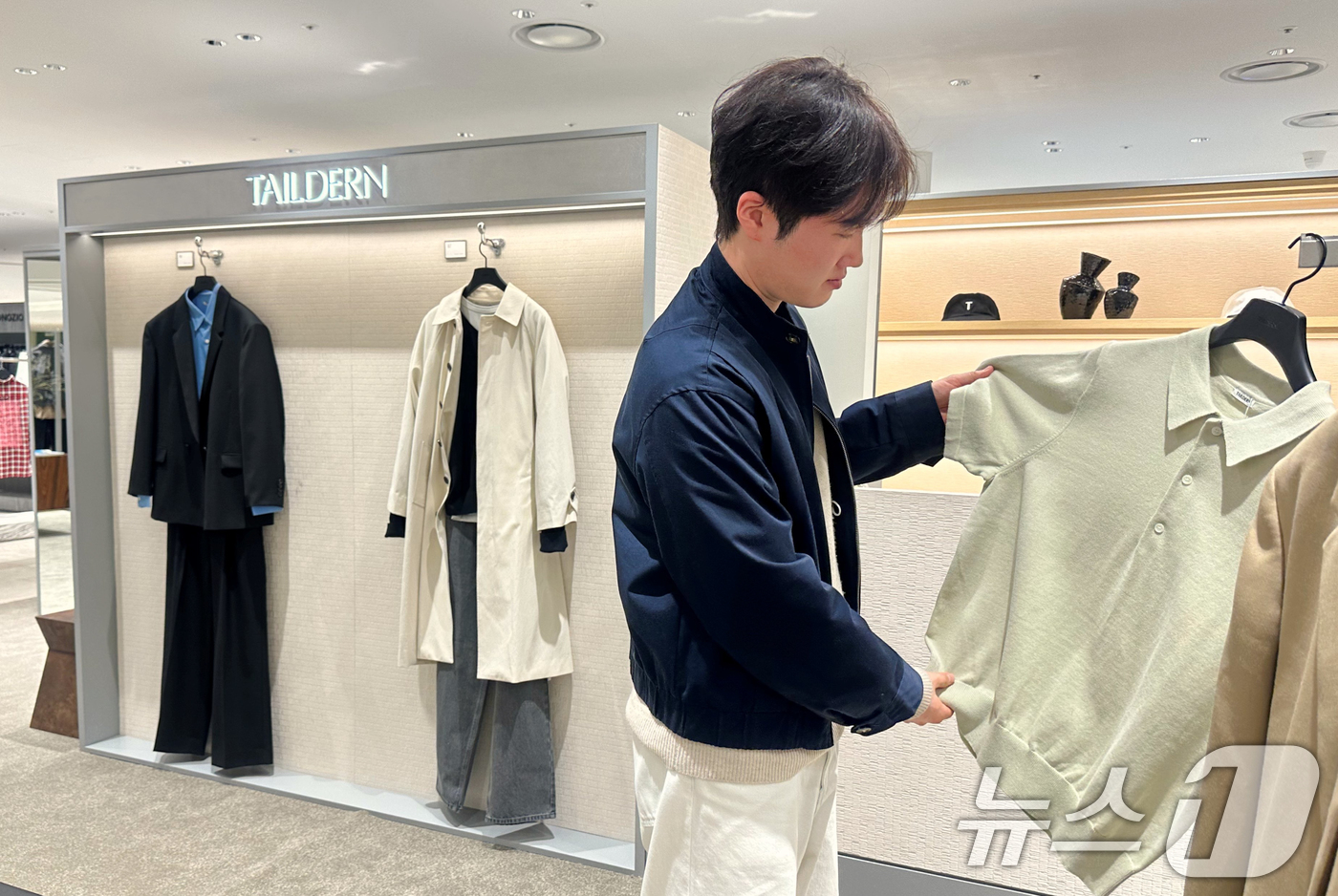 (서울=뉴스1) = 롯데백화점은 지난 2일 서울 잠실점 5층 남성패션관에 남성복 브랜드 ‘테일던(TAILDERN)’의 1호 매장을 오픈했다.‘테일던’은 K-패션 인큐베이터로 알려진 …
