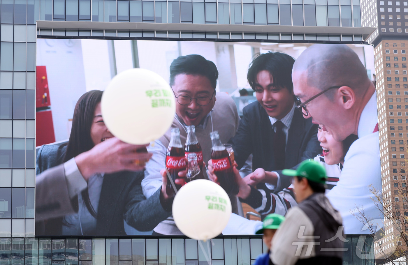 (서울=뉴스1) 김성진 기자 = 서울시가 중동 정세 불안에 따른 자원 안보 위기로 에너지 절약 필요성이 커진 데 따라 오는 6일부터 5일간 도심 대형 전광판 운영시간을 하루 2시간 …