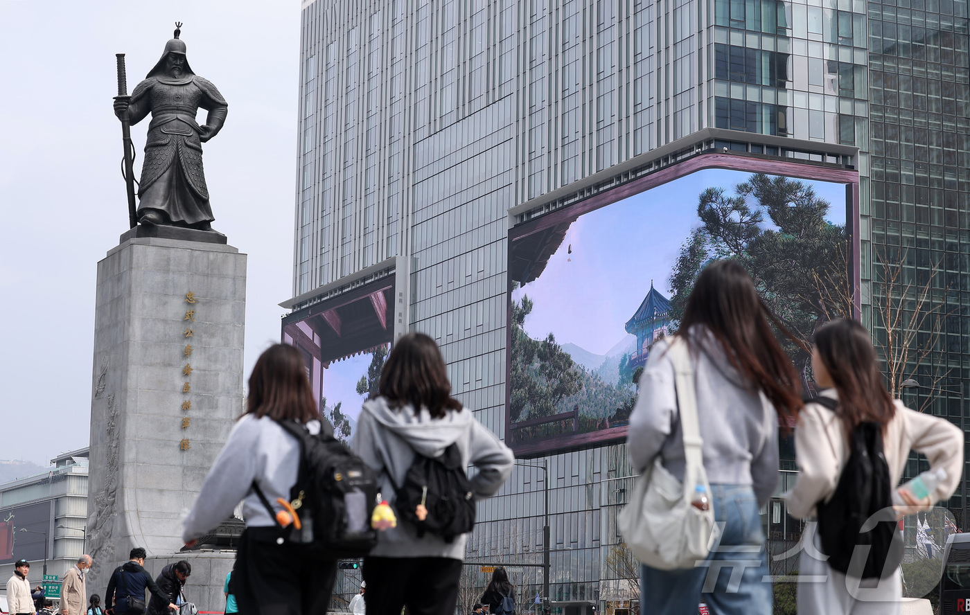 (서울=뉴스1) 김성진 기자 = 서울시가 중동 정세 불안에 따른 자원 안보 위기로 에너지 절약 필요성이 커진 데 따라 오는 6일부터 5일간 도심 대형 전광판 운영시간을 하루 2시간 …
