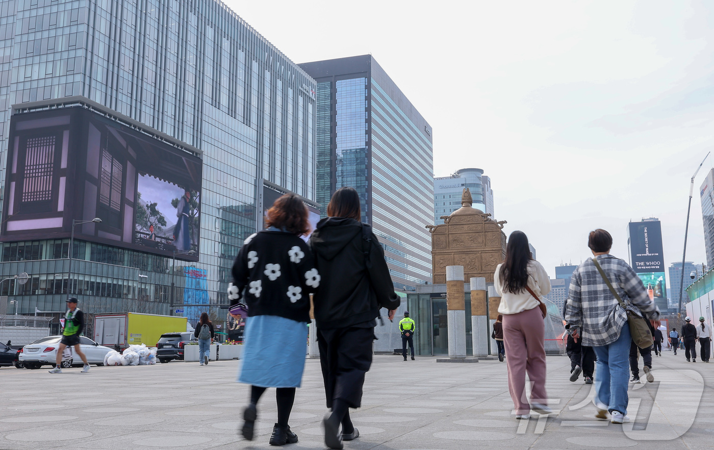 (서울=뉴스1) 김성진 기자 = 서울시가 중동 정세 불안에 따른 자원 안보 위기로 에너지 절약 필요성이 커진 데 따라 오는 6일부터 5일간 도심 대형 전광판 운영시간을 하루 2시간 …