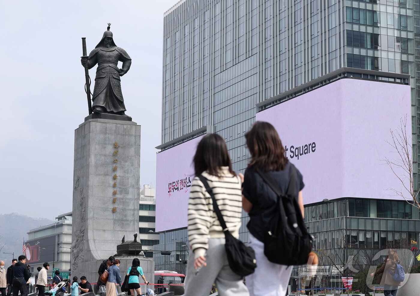 본문 이미지 - 서울시가 중동 정세 불안에 따른 자원 안보 위기로 에너지 절약 필요성이 커진 데 따라 오는 6일부터 5일간 도심 대형 전광판 운영시간을 하루 2시간 단축한다고 5일 밝혔다. 대상은 광화문·명동 옥외광고물 자유표시구역 내 대형 전광판 30기로 기존 오전 6시부터 자정까지였던 운영시간을 오전 7시부터 오후 11시까지로 조정한다. 이번 조치는 민간 운영 주체가 자율적으로 참여하는 방식으로 실시한다. 사진은 5일 오전 서울 종로구 광화문광장 일대 대형 전광판 모습. 2026.4.5 ⓒ 뉴스1 김성진 기자