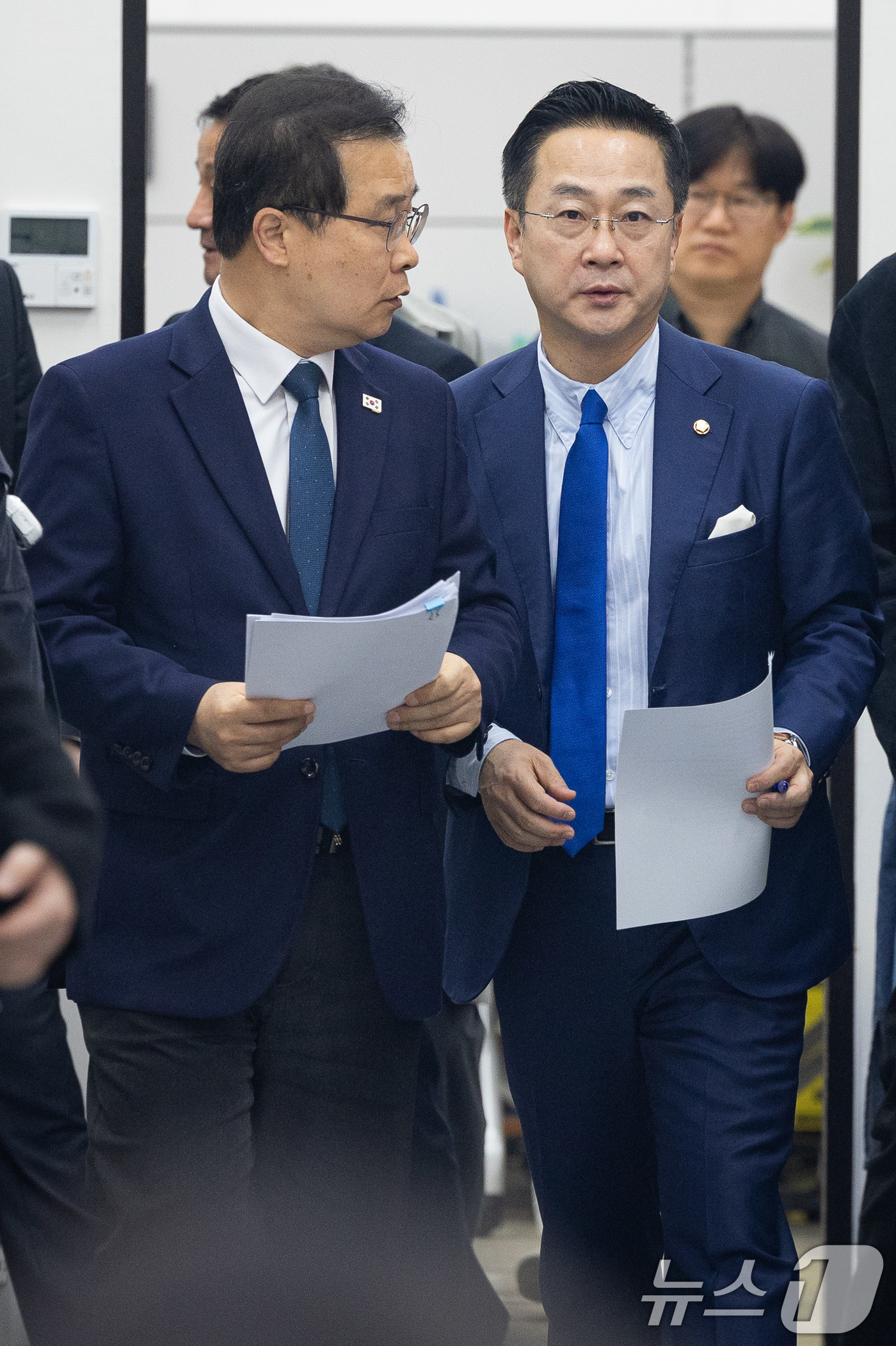 (서울=뉴스1) 유승관 기자 = 박성준 국회 윤석열 정권 정치검찰 조작기소 의혹 사건 진상규명 국정조사특별위원회 더불어민주당 간사와 이건태 의원이 5일 서울 여의도 국회에서 열린 …