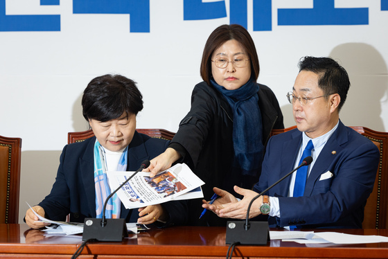 자료 건네 받는 서영교 위원장