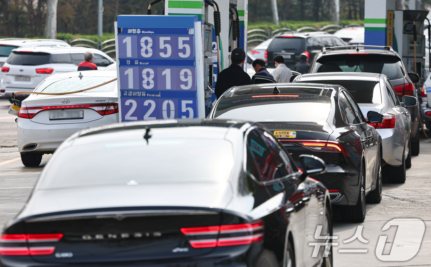 (서울=뉴스1) 김도우 기자 = 중동 사태로 국내 휘발유·경유 가격이 동반 상승하고 있다.5일 한국석유공사 유가정보시스템 오피넷을 보면 이날 오전 9시 기준 리터(L)당 전국 휘발 …
