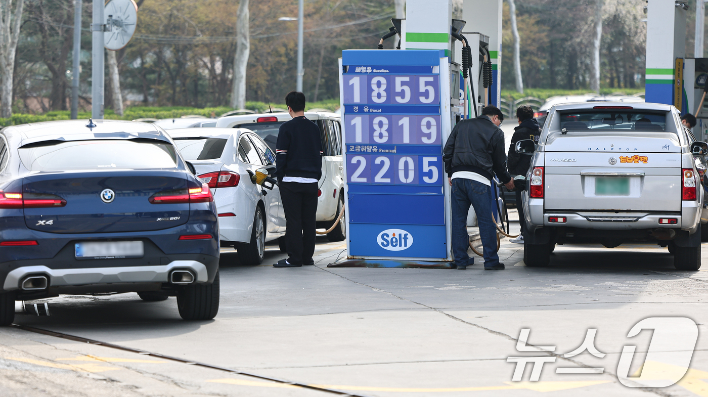 (서울=뉴스1) 김도우 기자 = 중동 사태로 국내 휘발유·경유 가격이 동반 상승하고 있다.5일 한국석유공사 유가정보시스템 오피넷을 보면 이날 오전 9시 기준 리터(L)당 전국 휘발 …