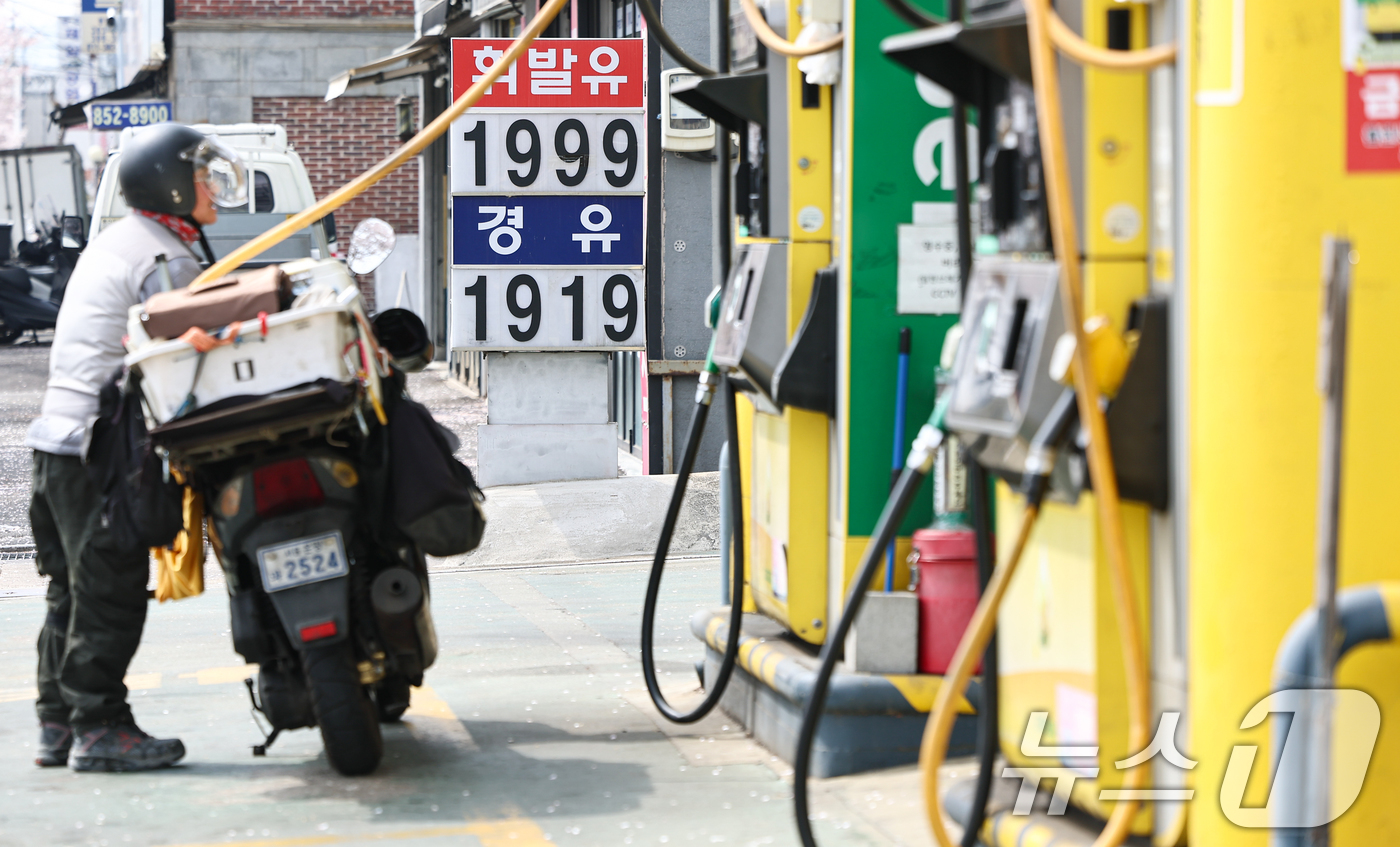 (서울=뉴스1) 김도우 기자 = 중동 사태로 국내 휘발유·경유 가격이 동반 상승하고 있다.5일 한국석유공사 유가정보시스템 오피넷을 보면 이날 오전 9시 기준 리터(L)당 전국 휘발 …