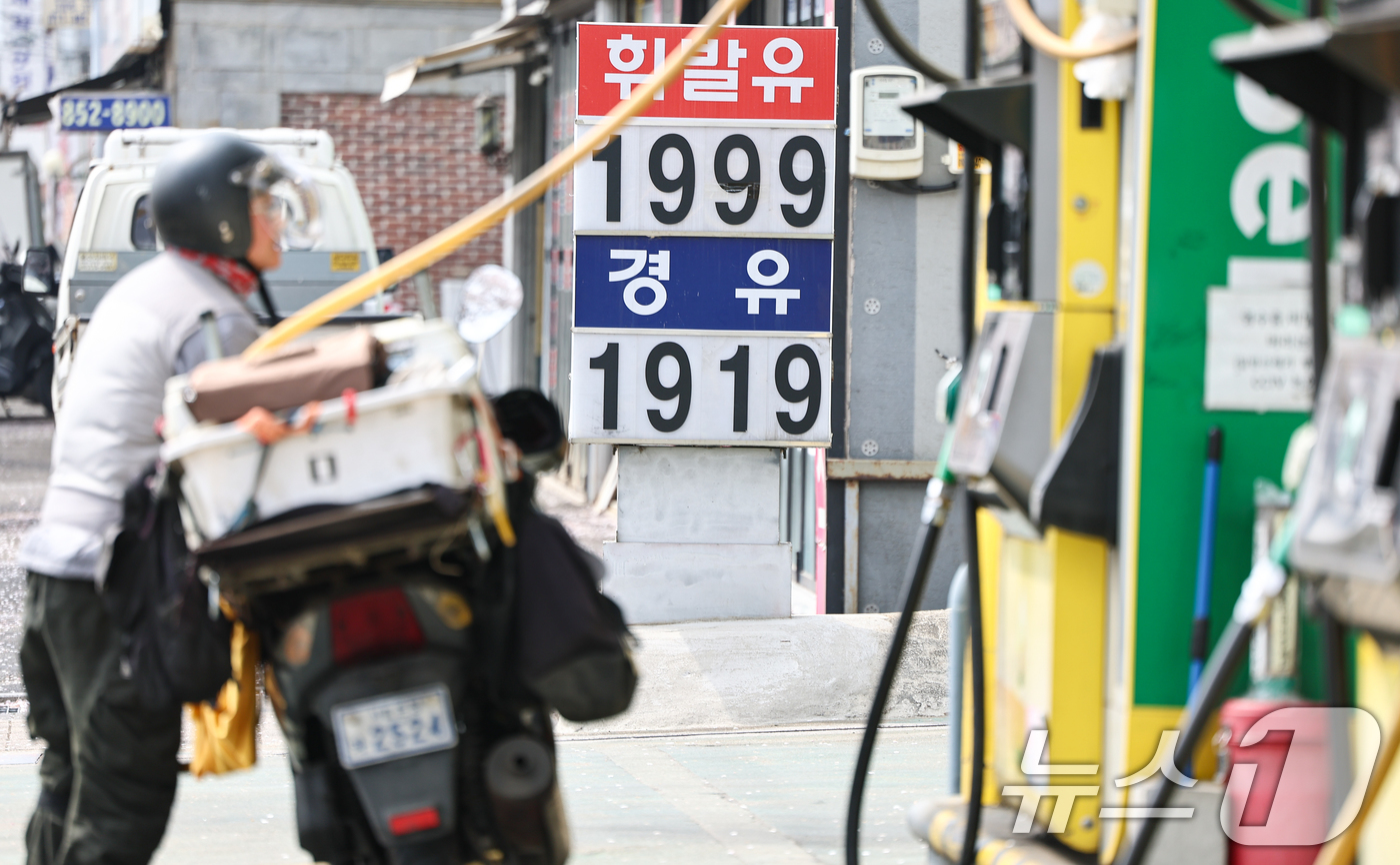 (서울=뉴스1) 김도우 기자 = 중동 사태로 국내 휘발유·경유 가격이 동반 상승하고 있다.5일 한국석유공사 유가정보시스템 오피넷을 보면 이날 오전 9시 기준 리터(L)당 전국 휘발 …