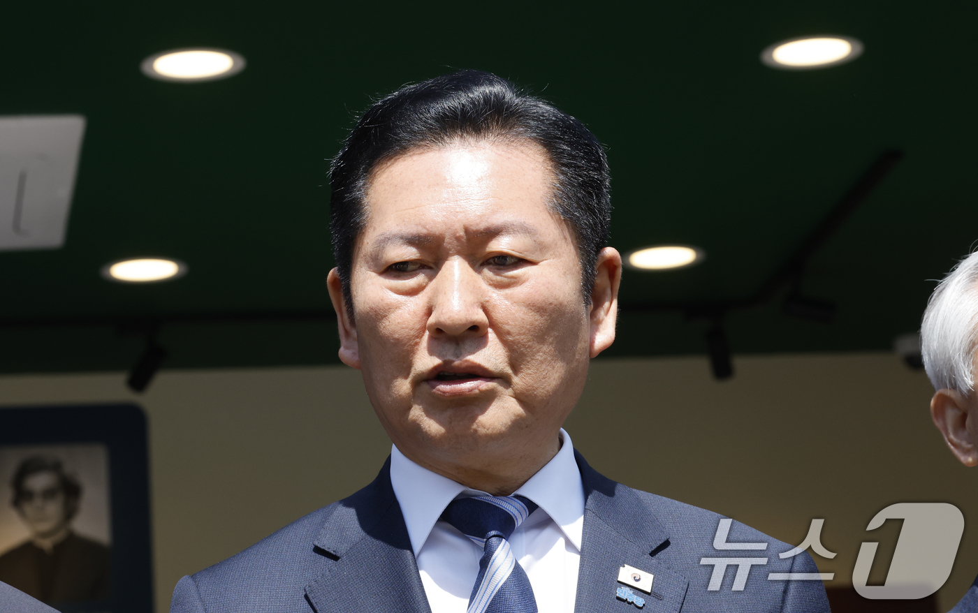 (광주=뉴스1) 김태성 기자 = 정청래 더불어민주당 대표가 5일 광주 남동 5.18기념성당을 찾아 부활절 미사를 마치고 질의응답을 하고 있다. 2026.4.5/뉴스1