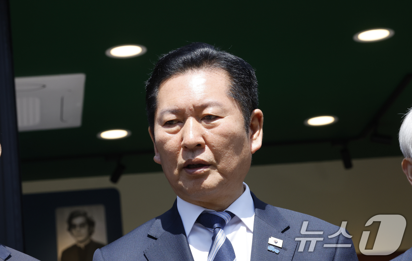 (광주=뉴스1) 김태성 기자 = 정청래 더불어민주당 대표가 5일 광주 남동 5.18기념성당을 찾아 부활절 미사를 마치고 질의응답을 하고 있다. 2026.4.5/뉴스1