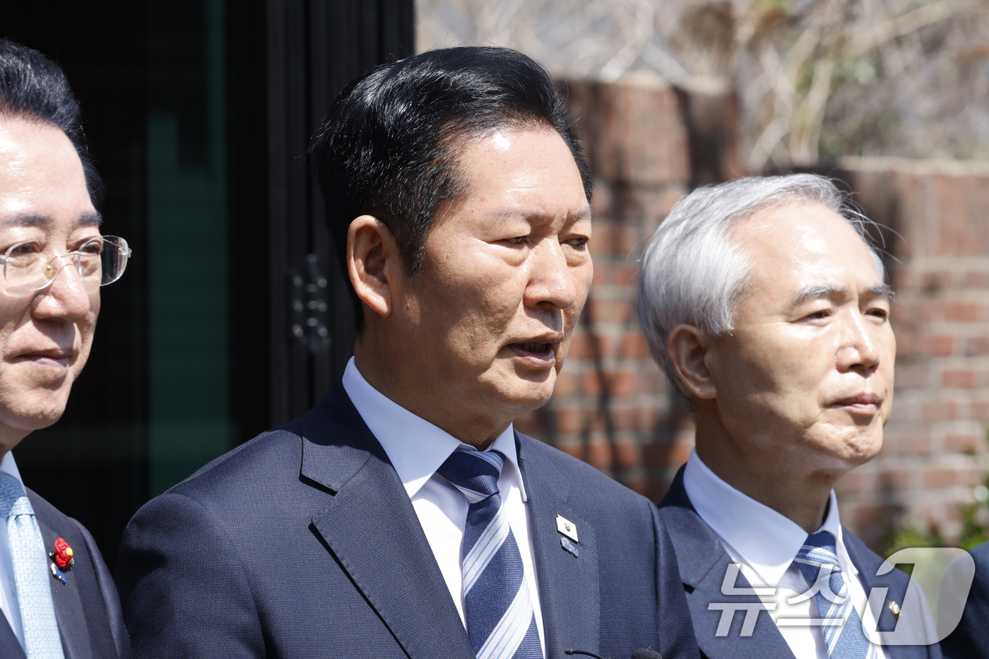 (광주=뉴스1) 김태성 기자 = 정청래 더불어민주당 대표가 5일 광주 남동 5.18기념성당을 찾아 부활절 미사를 마치고 질의응답을 하고 있다. 2026.4.5/뉴스1