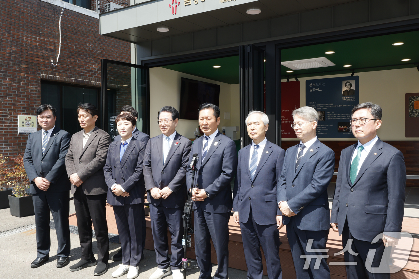 (광주=뉴스1) 김태성 기자 = 정청래 더불어민주당 대표가 5일 광주 남동 5.18기념성당을 찾아 부활절 미사를 마치고 질의응답을 하고 있다. 2026.4.5/뉴스1