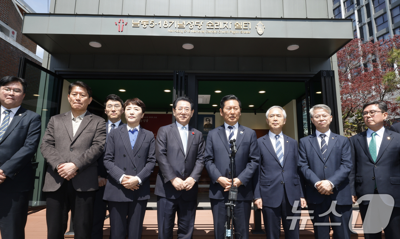 (광주=뉴스1) 김태성 기자 = 정청래 더불어민주당 대표가 5일 광주 남동 5.18기념성당을 찾아 부활절 미사를 마치고 질의응답을 하고 있다. 2026.4.5/뉴스1