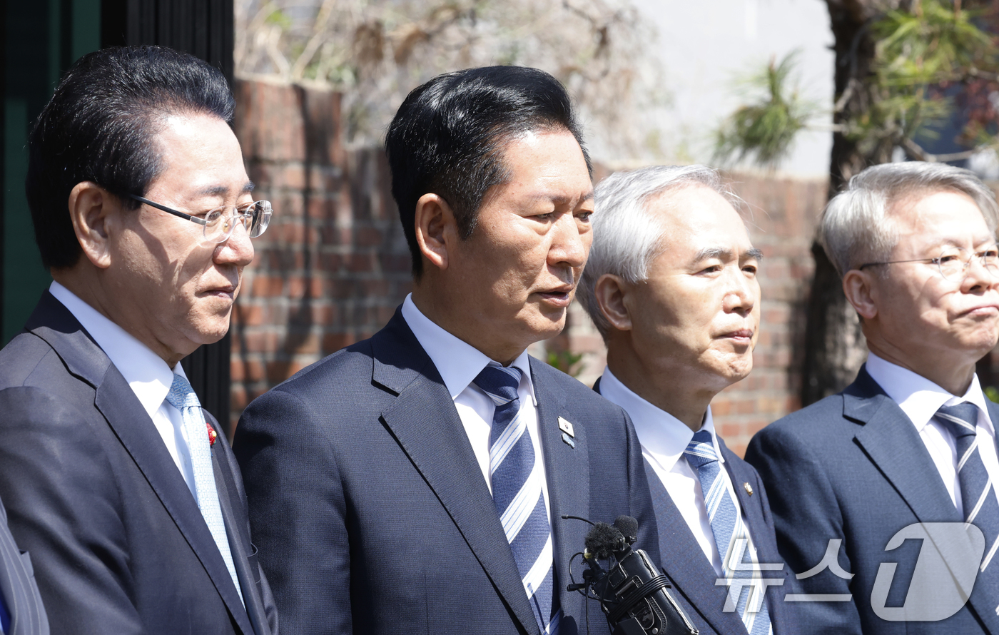 (광주=뉴스1) 김태성 기자 = 정청래 더불어민주당 대표가 5일 광주 남동 5.18기념성당을 찾아 부활절 미사를 마치고 질의응답을 하고 있다. 2026.4.5/뉴스1