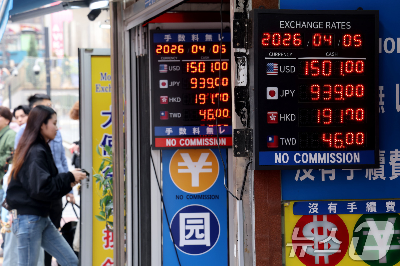 (서울=뉴스1) 이광호 기자 = 중동 사태 여파로 고환율 부담이 이어지고 있는 5일 오전 서울 중구 명동의 한 환전소 전광판에 원·달러 환율이 표시되고 있다.원·달러 환율은 150 …