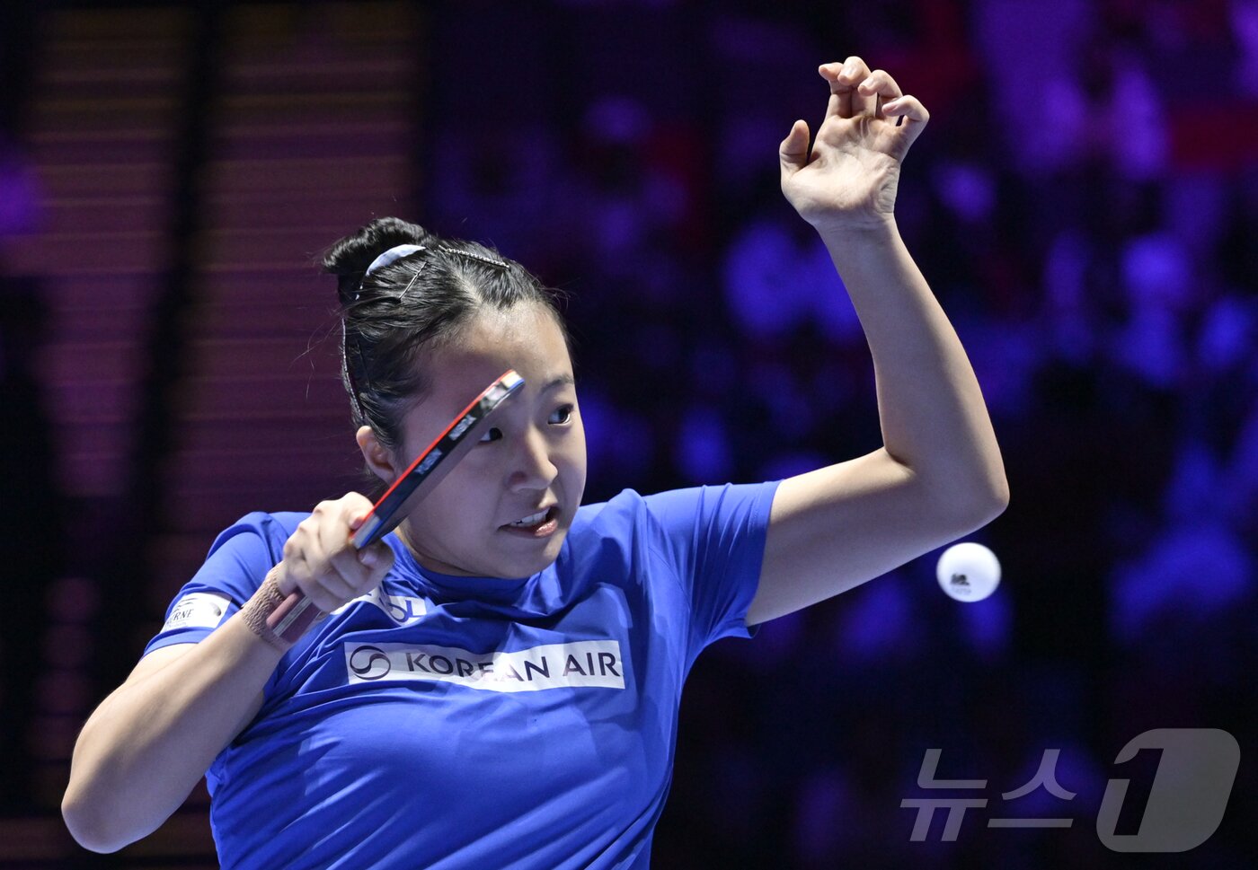 본문 이미지 - 신유빈이 4일 중국 마카오에서 열린 2026 국제탁구연맹(ITTF) 남녀 월드컵 여자 단식 8강전에서 중국의 천싱퉁과 경기하고 있다. ⓒ 신화=뉴스1