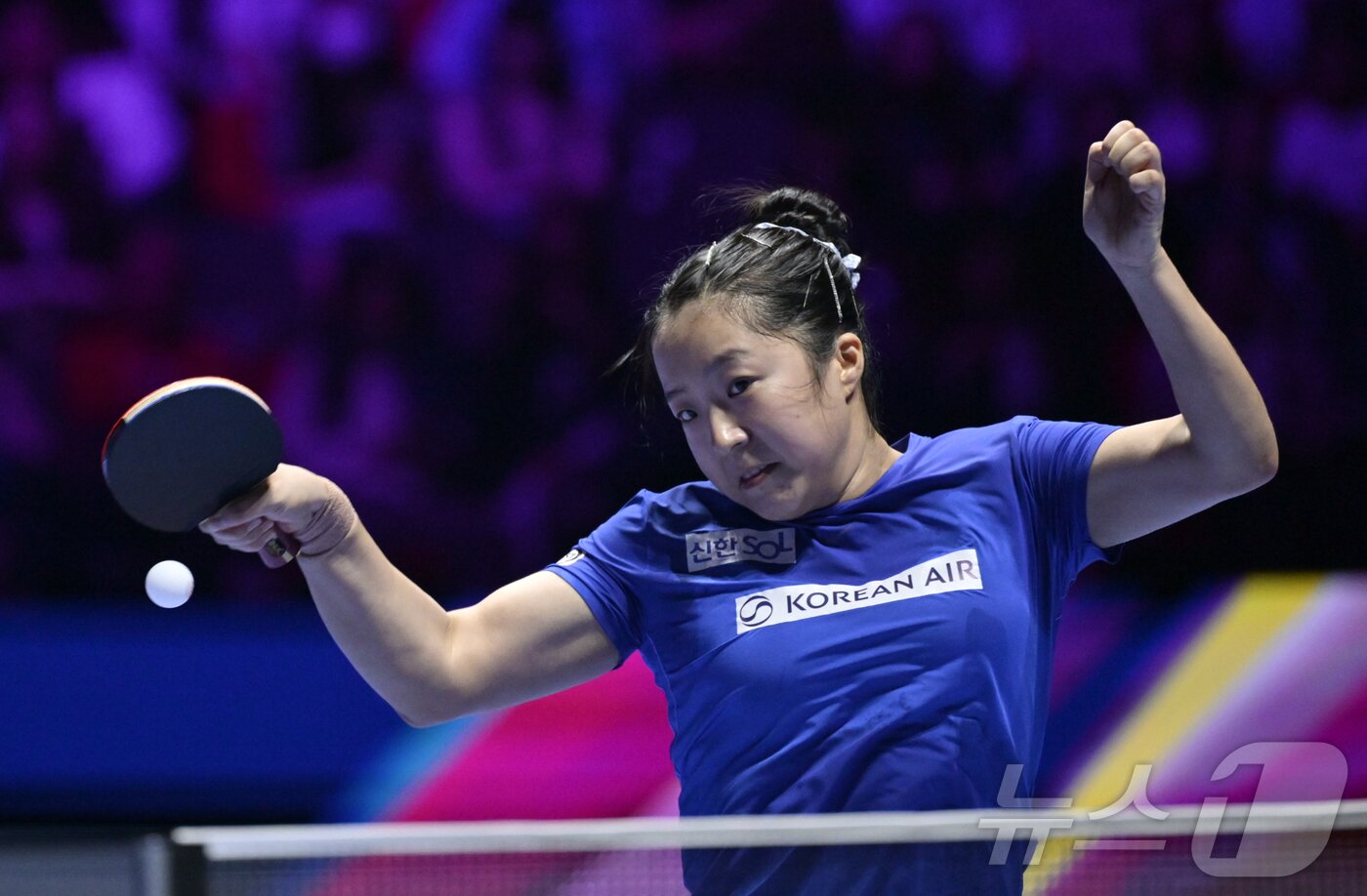 본문 이미지 - 신유빈이 4일 중국 마카오에서 열린 2026 국제탁구연맹(ITTF) 남녀 월드컵 여자 단식 8강전에서 중국의 천싱퉁과 경기하고 있다. ⓒ 신화=뉴스1