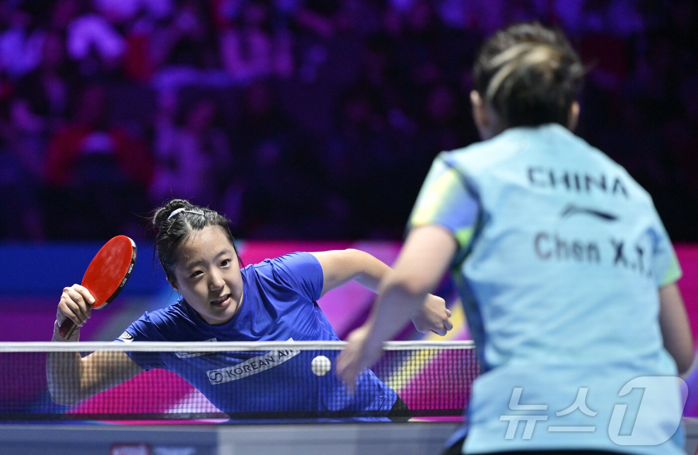 본문 이미지 - 신유빈이 4일 중국 마카오에서 열린 2026 국제탁구연맹(ITTF) 남녀 월드컵 여자 단식 8강전에서 중국의 천싱퉁과 경기하고 있다. ⓒ 신화=뉴스1