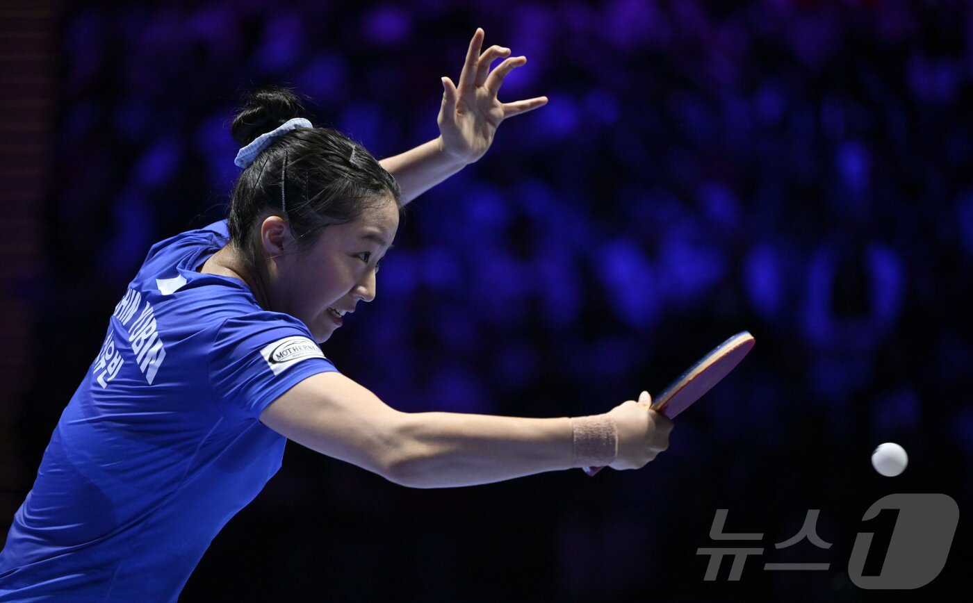 본문 이미지 - 신유빈이 4일 중국 마카오에서 열린 2026 국제탁구연맹(ITTF) 남녀 월드컵 여자 단식 8강전에서 중국의 천싱퉁과 경기하고 있다. ⓒ 신화=뉴스1
